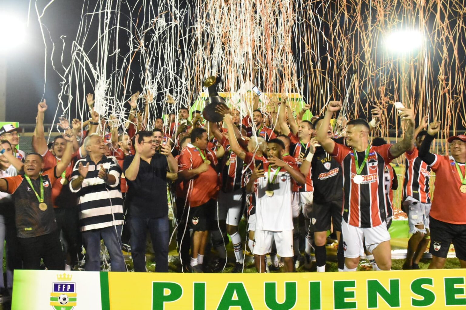 Governador entrega a taça de campeão na decisão do Campeonato